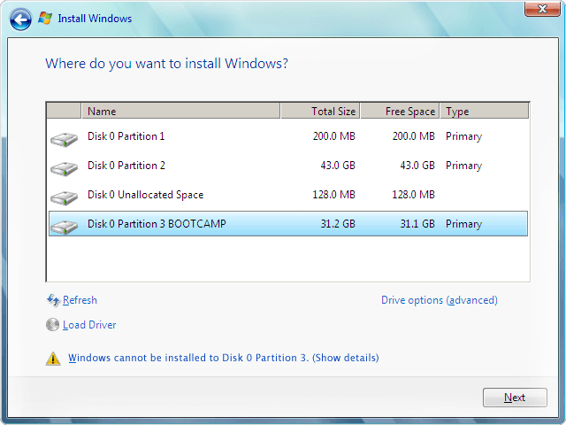 当系统询问 Windows 的安装位置时，请选择 BOOTCAMP 分区。然后点按“驱动器选项”。